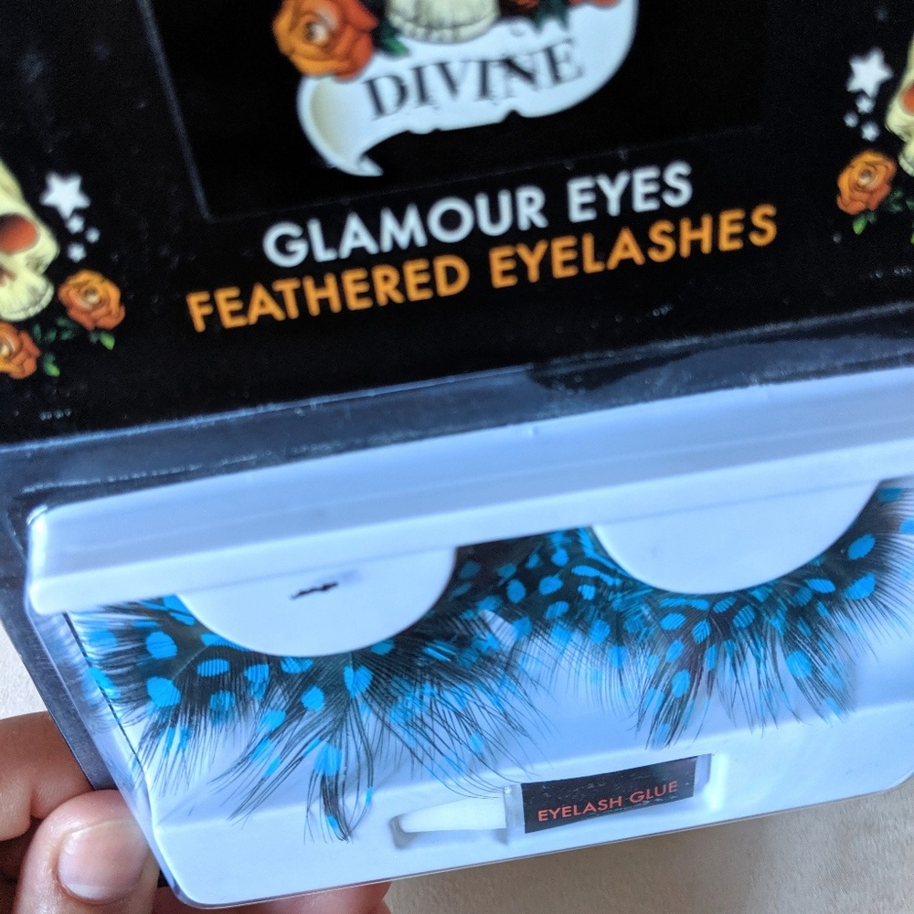 Divine Glamour Eyes Feathered Eyelashes - NWOT - Picture 4 of 4